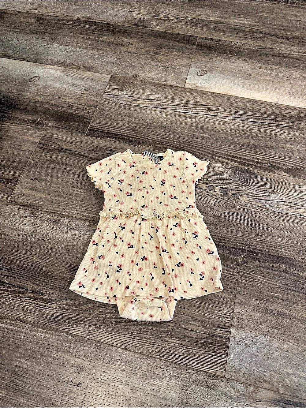 Small Wonders & Co Floral Romper in Cream & Red Size 9M Like New